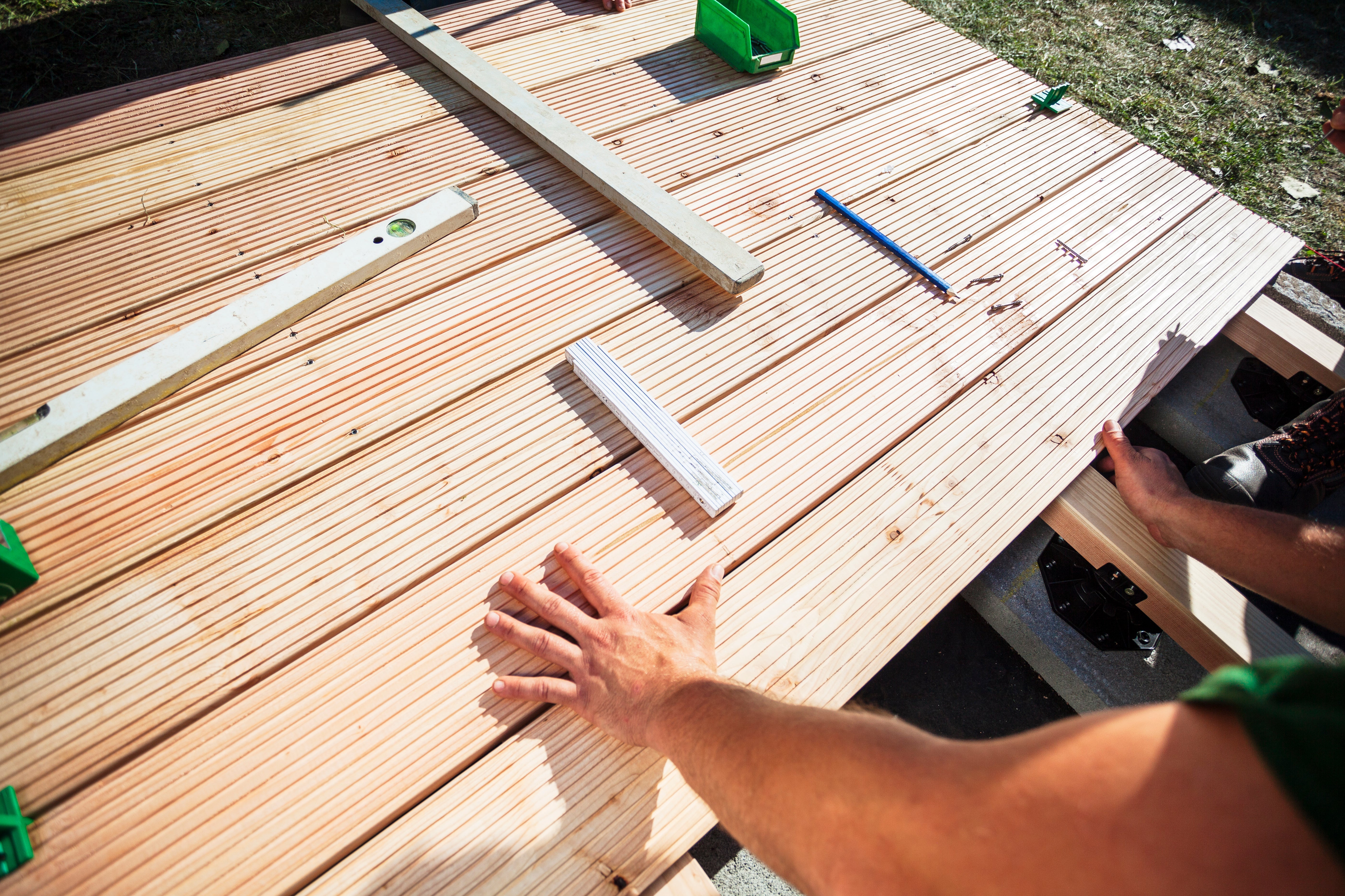 Unterkonstruktion für Terrassendielen wählen